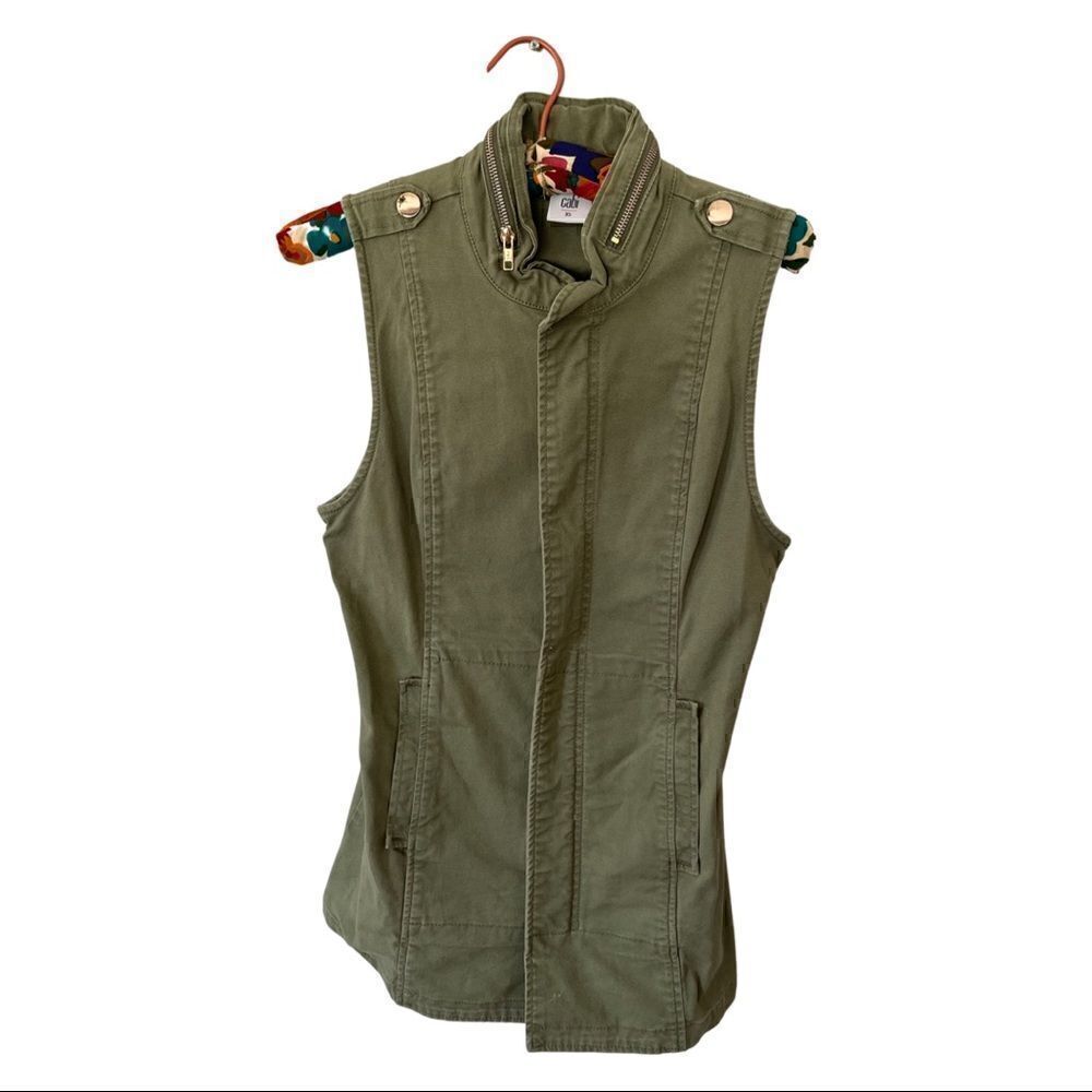 CABI | army green sleeveless zip up vest | size xs